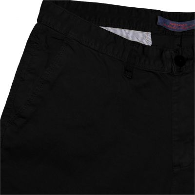 Elérhető Fekete színben