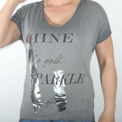 Elérhető Világosszürke színben