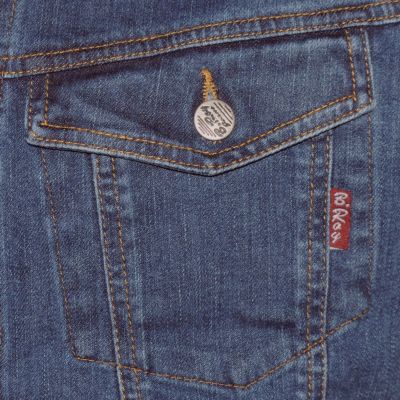 Elérhető Középkék színben